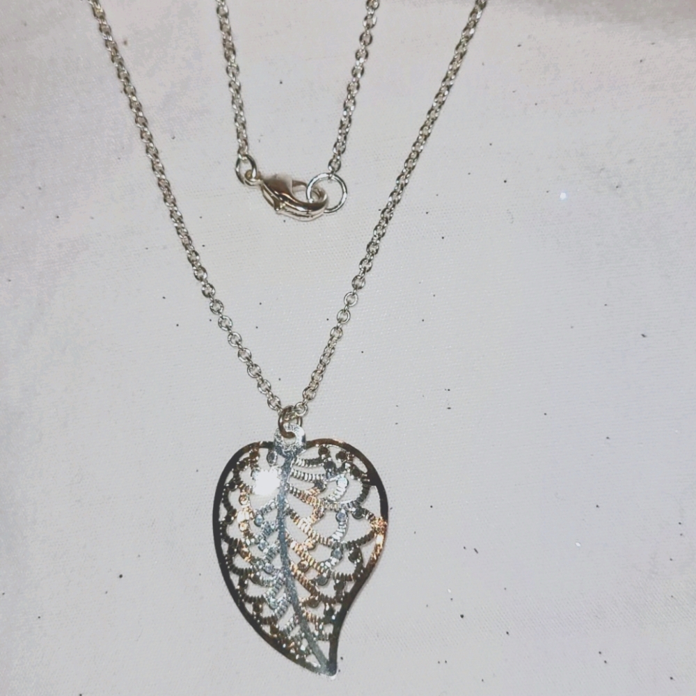 18" silver toned necklace w/leaf charm